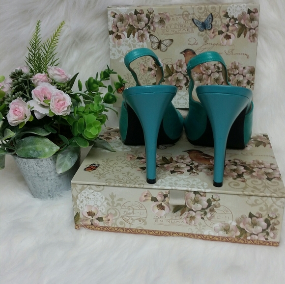 Guess Heels By Marciano - Picture 2 of 5